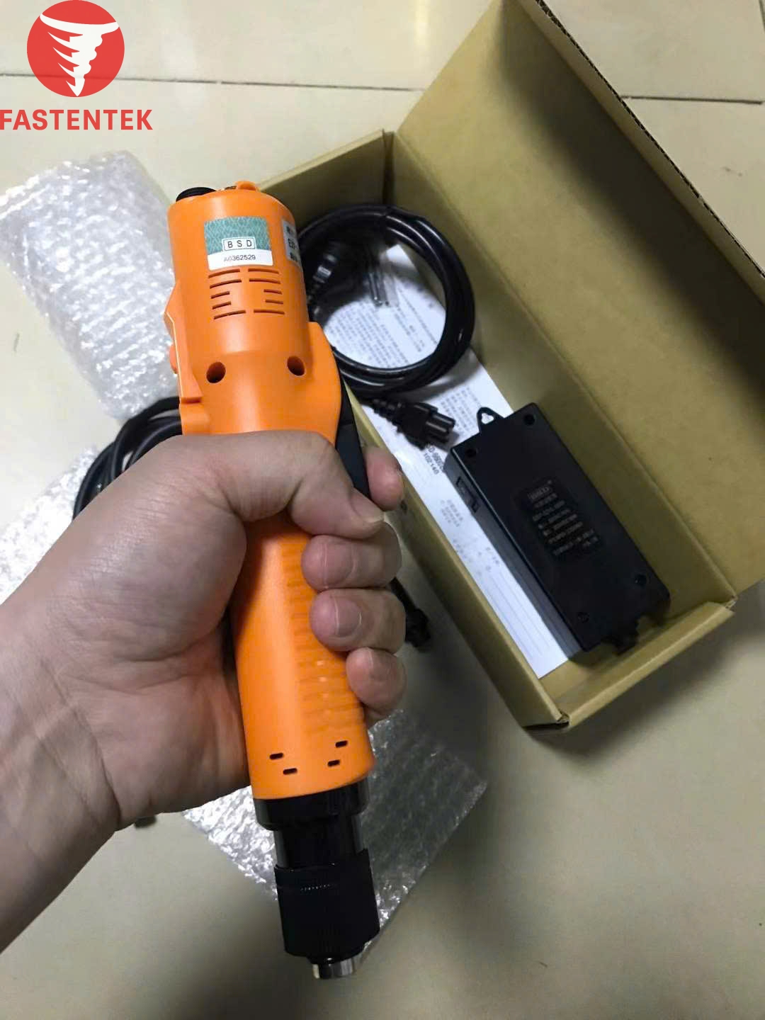 Máy bắn vít cầm tay